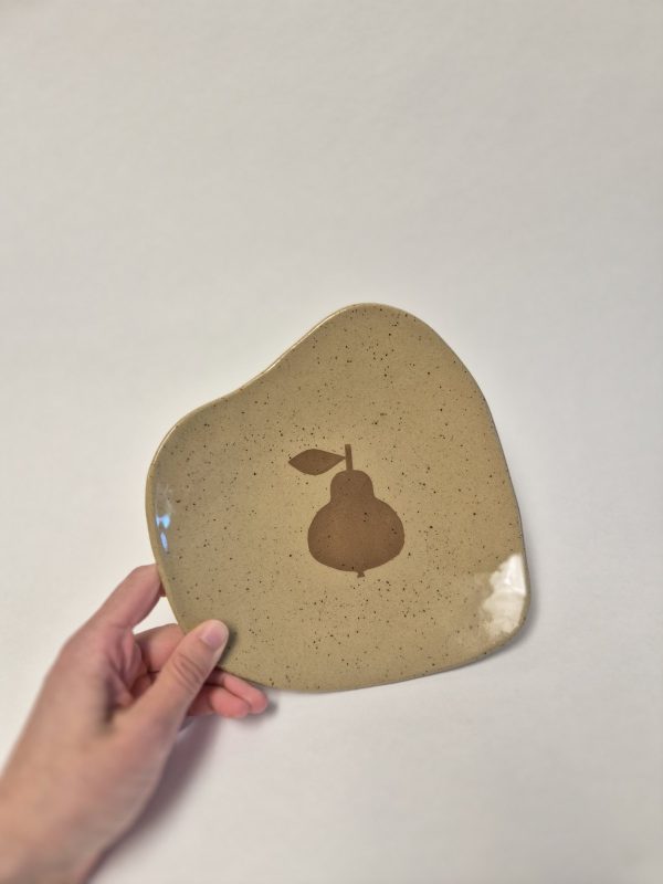 Ceramic plate with pear