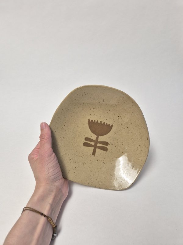 Ceramic plate with flower